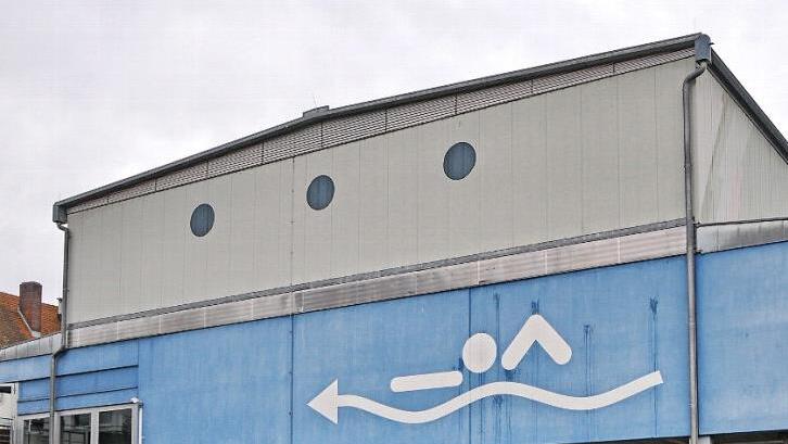 Die alte Turnhalle (mit Hallenbad) in Kirchehrenbach hat bald ausgedient.  Foto: wi