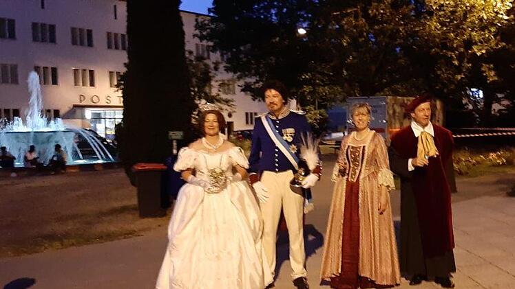 Therese, Königin von Bayern und ihr Gemahl Ludwig I., König von Bayern, waren zu Gast,  als Gioachino  Rossini die "Orgel zum Tanzen" brachte - auf unserem Foto vor der  Herz-Jesu-Stadtpfarrkirche mit seiner Frau, die von Brigitte Ascherl gespielt wird.   Jachnik