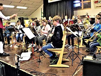 In der Neukenrother Zecherhalle hat beim Kinderbunt-Konzert unter anderem das Schulorchester der Glück-Auf-Grundschule Stockheim seinen großen Auftritt. Foto: Gerd Fleischmann