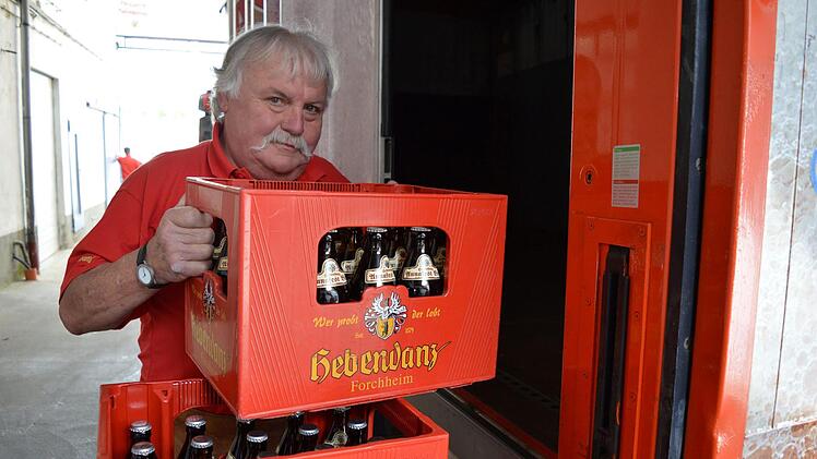 Fritz Hebendanz verkauft das Annafest-Bier in Flaschen. Fotos: Ronald Heck