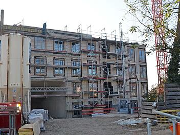 Das neue Rathaus wächst empor. Die Fenster im Verwaltungsbau sind schon eingesetzt, jetzt folgten weitere Vergaben für den Sitzungssaal. Unter anderem werden auch dort Holz-Alu_Fensterverwendet.