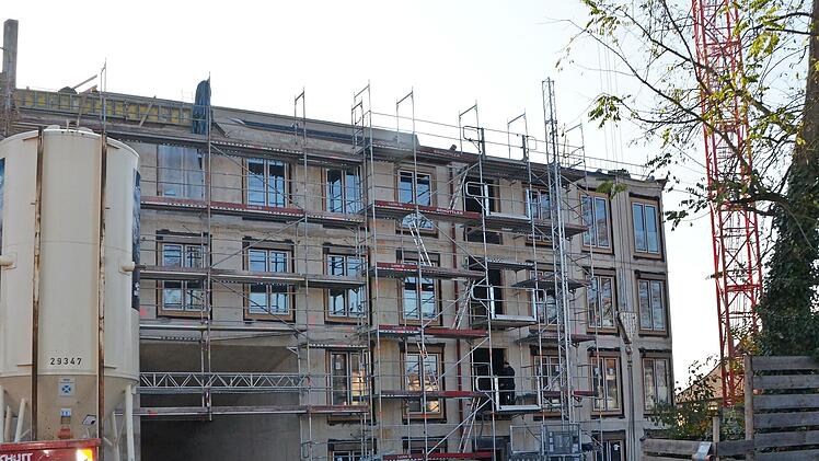 Das neue Rathaus wächst empor. Die Fenster im Verwaltungsbau sind schon eingesetzt, jetzt folgten weitere Vergaben für den Sitzungssaal. Unter anderem werden auch dort Holz-Alu_Fensterverwendet.