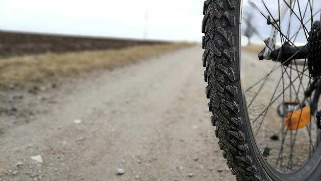10-J&auml;hriger f&auml;hrt nach Unfall mit seinem Fahrrad auf einem Feldweg weg.