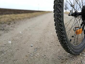 10-J&auml;hriger f&auml;hrt nach Unfall mit seinem Fahrrad auf einem Feldweg weg.