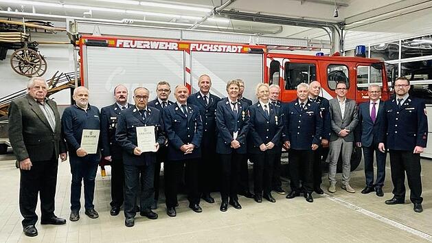 Für ihre besonders lange Treue zur Feuerwehr Fuchsstadt wurden ausgezeichnet (von links): Erwin Mützel, Johann Hofstetter, Klaus Nippes, Alfons Nippes, Martin Volpert, Thomas Gunderlach, Norbert Wahler, Armella Stöth, Helmut Schäfer, Doris Kümmert...