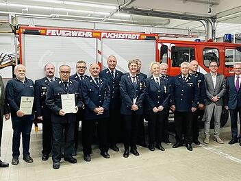 Für ihre besonders lange Treue zur Feuerwehr Fuchsstadt wurden ausgezeichnet (von links): Erwin Mützel, Johann Hofstetter, Klaus Nippes, Alfons Nippes, Martin Volpert, Thomas Gunderlach, Norbert Wahler, Armella Stöth, Helmut Schäfer, Doris Kümmert...