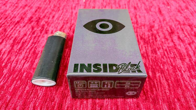 Spiele-Test "Insider Black": Originelle Party-Wortfindespiel von Oink Games