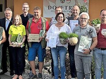 Ehrungen beim Gartenbauverein, v. l. Roland Bauer, Eugen Hain, Hildegard Witzgall, Roswitha Hain, Landrat Söllner, Brigitte Bittermann, Bürgermeister Laaber, Harald Will, Karlheinz Witzgall, Renate Söllner, Stefan Zeitler, Michael Leitner, Richard...