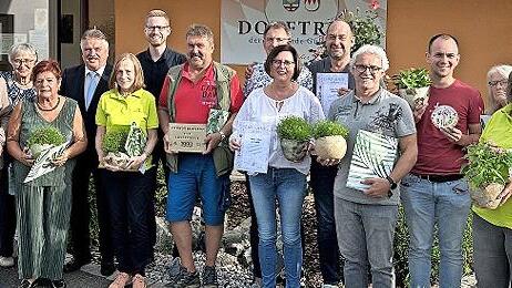 Ehrungen beim Gartenbauverein, v. l. Roland Bauer, Eugen Hain, Hildegard Witzgall, Roswitha Hain, Landrat Söllner, Brigitte Bittermann, Bürgermeister Laaber, Harald Will, Karlheinz Witzgall, Renate Söllner, Stefan Zeitler, Michael Leitner, Richard...