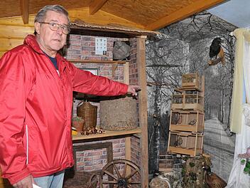 Herbert Peterle  kann  mit den Vereinsmitgliedern allerlei rund um die Vogelzucht präsentieren.  Die Ausstellung findet am Samstag und Sonntag statt.  Foto: Roland Meister
