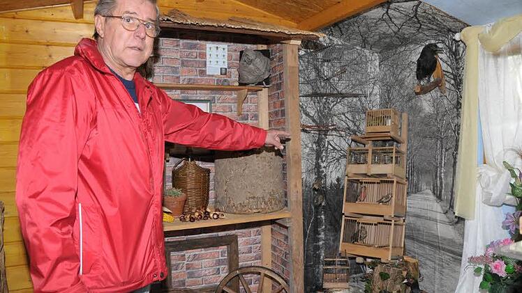Herbert Peterle  kann  mit den Vereinsmitgliedern allerlei rund um die Vogelzucht präsentieren.  Die Ausstellung findet am Samstag und Sonntag statt.  Foto: Roland Meister