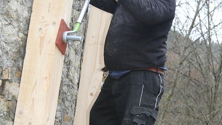 Die Stützen werden verschraubt.