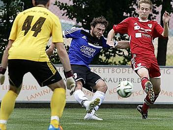 Der Hollfelder Siegtorschütze Christopher Schmitt (rechts) kommt gegen den Bucher Oliver Ell zu spät.  Foto: sportpress
