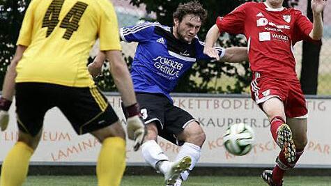 Der Hollfelder Siegtorschütze Christopher Schmitt (rechts) kommt gegen den Bucher Oliver Ell zu spät.  Foto: sportpress