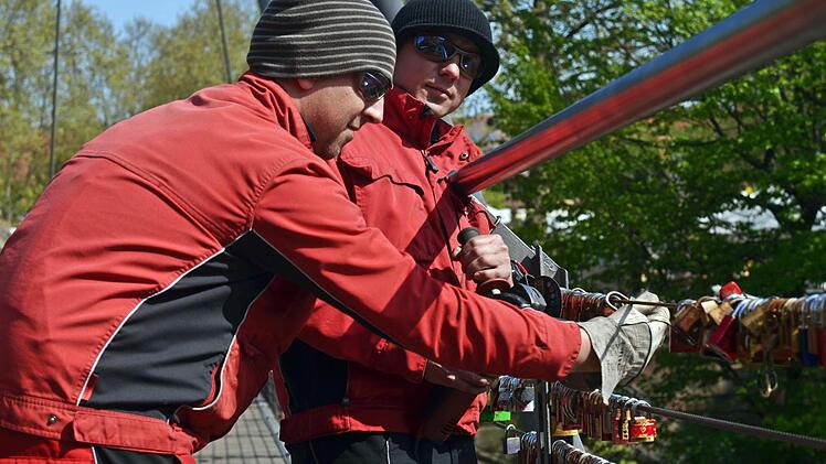 Flex statt Bolzenschneider - laut den Fachmännern die beste und schnellste Methode, die Schlösser zu entfernen. Foto: Pelke
