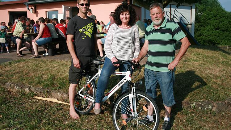 Markus Rölling (links) und Vorsitzender Manfred Rüttinger übergaben den Hauptgewinn an Heidrun Markart.