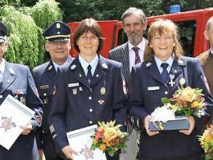 Der Vize-Landrat zeichnete Christa und Ramona Hackl für 25 Jahre aktiven Dienst aus. Günther Köhler wäre mit dem Ehrenzeichen in Gold für 40 Jahre Feuerwehrdienst ausgezeichnet worden .