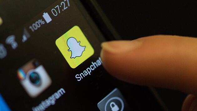 Die App mit dem Geist wird bei Jugendlichen immer beliebter, aber auch Nachrichtenportale und Promis haben den Hype f&uuml;r sich entdeckt. Foto: Patrick Seeger/dpa