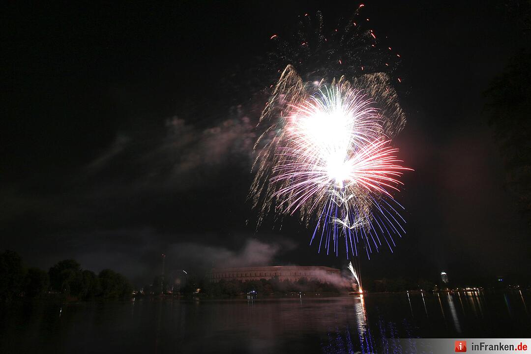 Abschlussfeuerwerk beim Nürnberger Volksfest