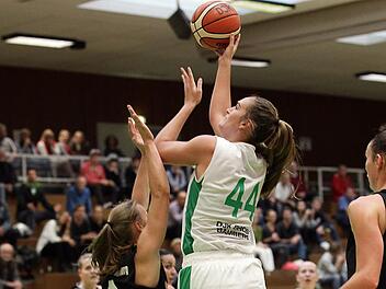 Victoria Waldner (mit Ball) ragte im Hinspiel mit 22 Punkten heraus, wird aber gegen Kelterns neue Centerin Kristi Mokube diesmal auf mehr Gegenwehr sto&szlig;en. Foto: sportpress