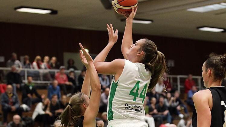 Victoria Waldner (mit Ball) ragte im Hinspiel mit 22 Punkten heraus, wird aber gegen Kelterns neue Centerin Kristi Mokube diesmal auf mehr Gegenwehr sto&szlig;en. Foto: sportpress
