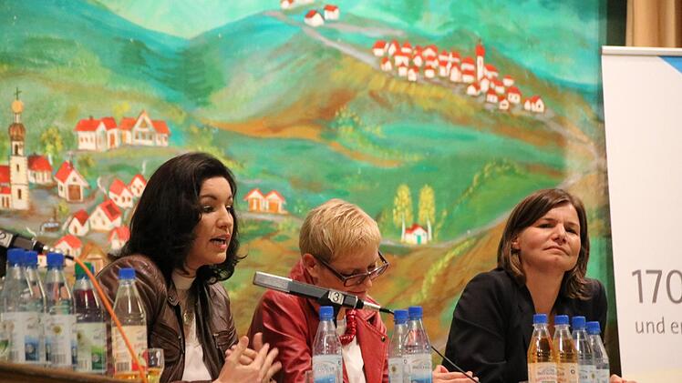 Eindrücke von der Podiumsdiskussion in Stengenroth. Foto: Ralf Ruppert