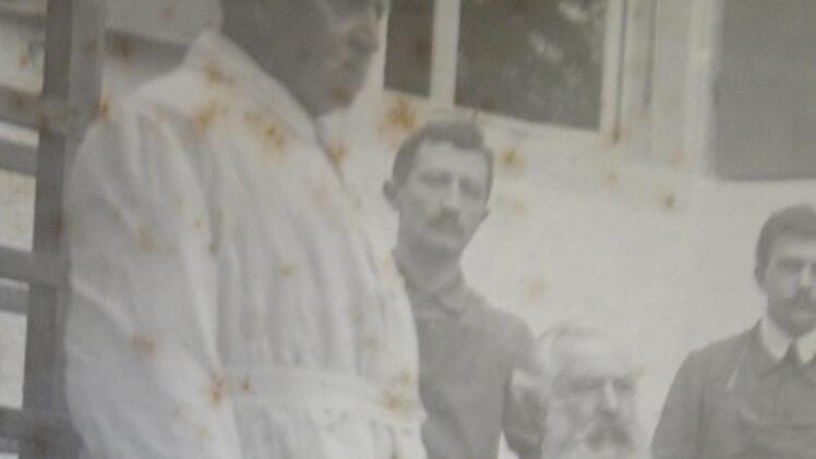 Johann Martin Hahn, links. Unter seiner Leitung war in der Blaich eine beliebte und gut frequentierte Gastwirtschaft entstanden. Daneben sitzend sein Schwager Heinrich Sauermann.