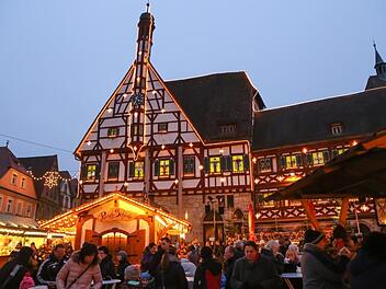 Das Forchheimer Rathaus ist zwar nur noch Fassade, aber die schönste Kulisse der Welt für den Adventskalender, der schon bald seine Türchen öffnet. Foto: Archiv/Barbara Herbst