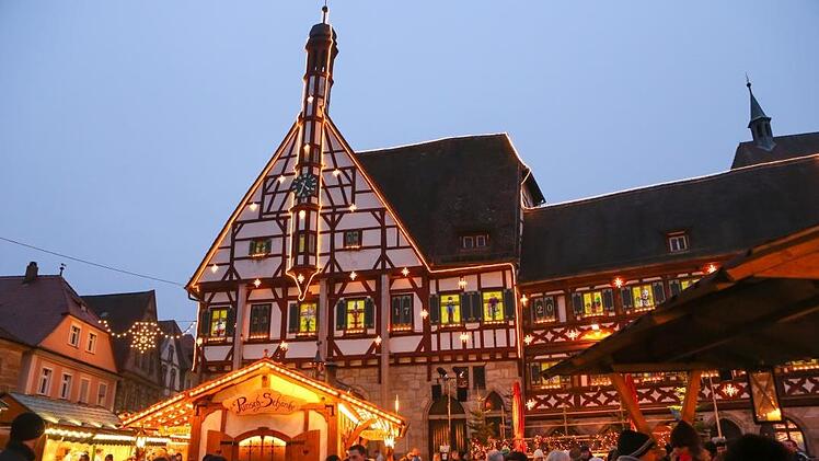 Das Forchheimer Rathaus ist zwar nur noch Fassade, aber die schönste Kulisse der Welt für den Adventskalender, der schon bald seine Türchen öffnet. Foto: Archiv/Barbara Herbst