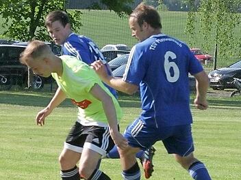 Hier gegen Ebersdorf, künftig in der Bezirksliga? Dazu bekommen die Pfarrweisacher Och (Nr. 6) und Schneidawind (Hintergrund) in der Relegation die Möglichkeit.  Foto: Wolfgang Dietz
