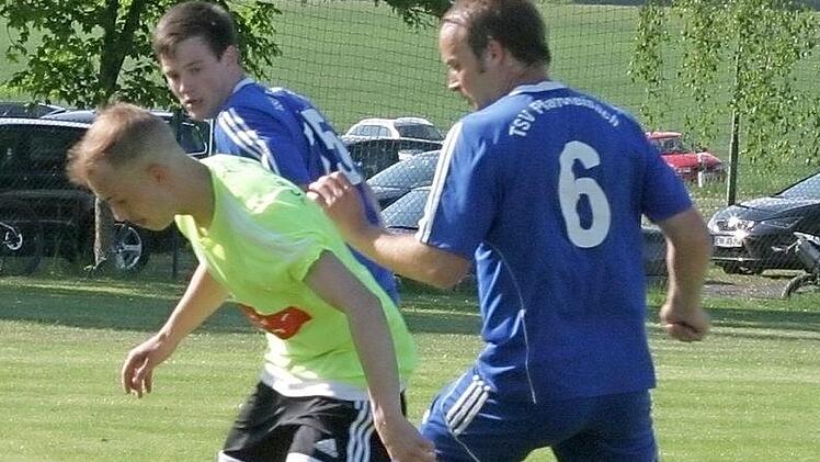 Hier gegen Ebersdorf, künftig in der Bezirksliga? Dazu bekommen die Pfarrweisacher Och (Nr. 6) und Schneidawind (Hintergrund) in der Relegation die Möglichkeit.  Foto: Wolfgang Dietz