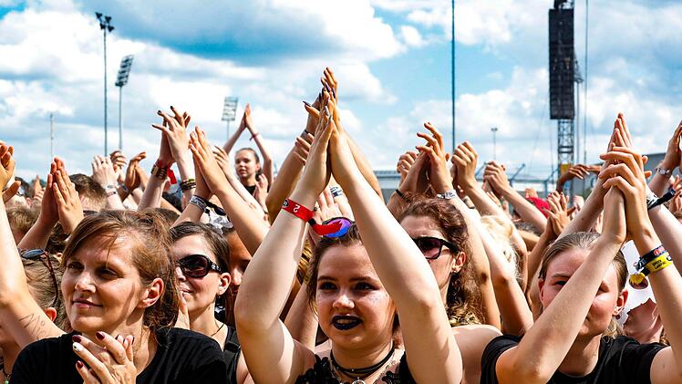 In der ersten Reihe wird schon wieder fleißig geklatscht, wie hier bei Milky Chance. Foto: Matthias Hoch