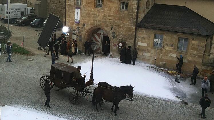 Für die Dreharbeiten des Kinofilms "The Happy Prince" wurde der Obere Markt in Thurnau extra künstlich beschneit. Zu sehen war das in dem Film jedoch nicht. Foto: privat