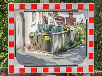 Dieser Verkehrsspiegel in der Pommersfeldener Parkstraße ermöglicht auch einen Blick in den Hof der Familie Götzel.  Foto: Andreas Dorsch