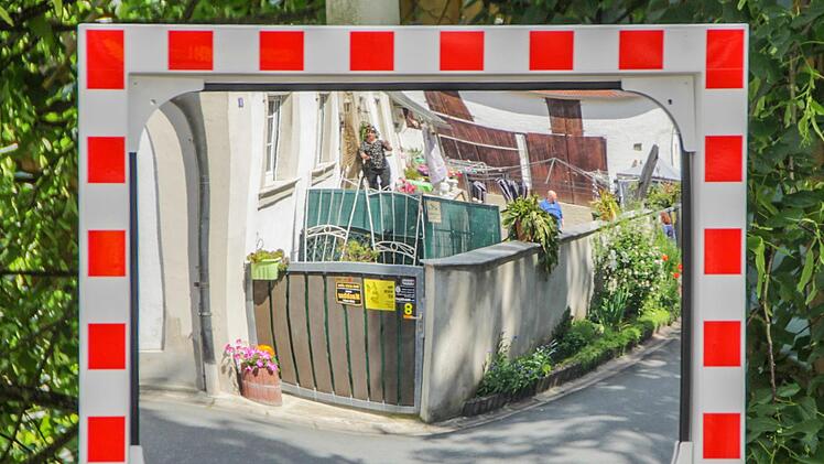 Dieser Verkehrsspiegel in der Pommersfeldener Parkstraße ermöglicht auch einen Blick in den Hof der Familie Götzel.  Foto: Andreas Dorsch