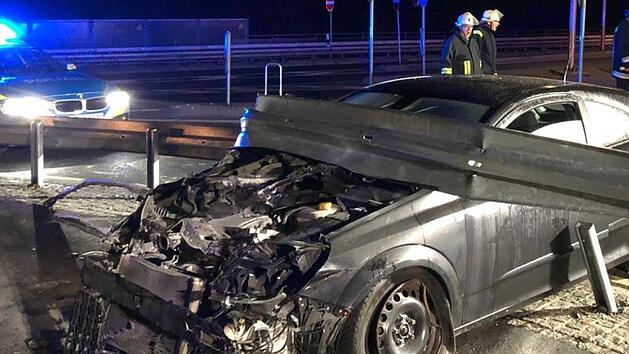 &Uuml;ber den Kreisel in die Leitplanke: Der Opel des 22-j&auml;hrigen Unfallfahrers blieb total demoliert zur&uuml;ck. Foto: Feuerwehr Kronach