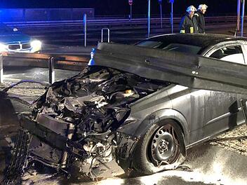 &Uuml;ber den Kreisel in die Leitplanke: Der Opel des 22-j&auml;hrigen Unfallfahrers blieb total demoliert zur&uuml;ck. Foto: Feuerwehr Kronach