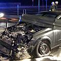 Über den Kreisel in die Leitplanke: Der Opel des 22-jährigen Unfallfahrers blieb total demoliert zurück. Foto: Feuerwehr Kronach