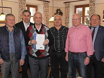 Für 40 Jahre Mitgliedschaft im VdK wurde Reinhold Lieberth ausgezeichnet. Mit auf dem Bild Vorsitzender Werner Pest (3. v. r.), Kreisvorsitzenden Anton Hammer (r.), Bürgermeister Torsten Gunselmann (2. v. l.), der neue stellvertretende Vorsitzende Willi Hagen (l.) sowie Kassier und Schriftführer Albrecht Bauer (2. v. r.) Foto: Mathias Erlwein