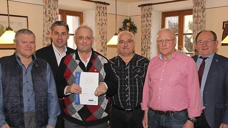 Für 40 Jahre Mitgliedschaft im VdK wurde Reinhold Lieberth ausgezeichnet. Mit auf dem Bild Vorsitzender Werner Pest (3. v. r.), Kreisvorsitzenden Anton Hammer (r.), Bürgermeister Torsten Gunselmann (2. v. l.), der neue stellvertretende Vorsitzende Willi Hagen (l.) sowie Kassier und Schriftführer Albrecht Bauer (2. v. r.) Foto: Mathias Erlwein
