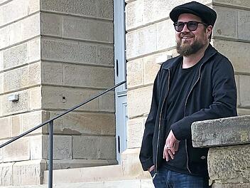 Coburgs neuer Schauspiel-Dramaturg Fabian Appelshäuser vor dem Landestheater Foto: Christoph Böger