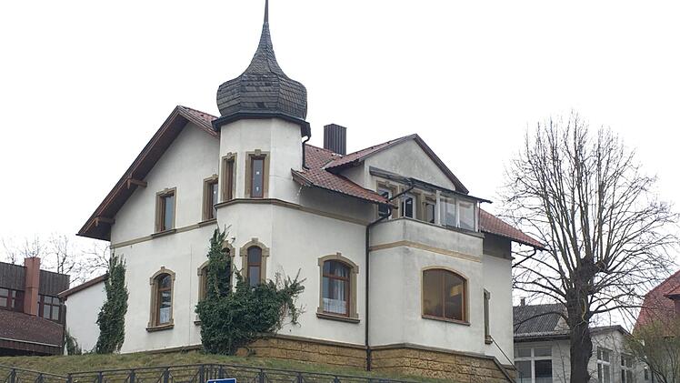 Die "Villa Marie", erbaut 1902 und erweitert 1910, thront über der Bahnhofstraße. Foto: Günter Dippold