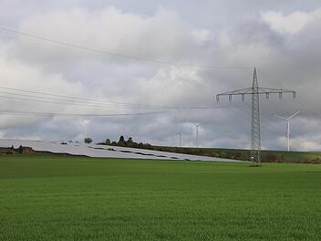 Rund um den Aussichtspunkt "Knückelein" in Ramsthal stehen Freiflächen-PV-Anlagen, Windräder und Stromtrassen eng beieinander.
