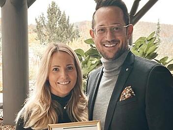 Carolin und Gregor Kunzmann freuen sich über die Auszeichnung.