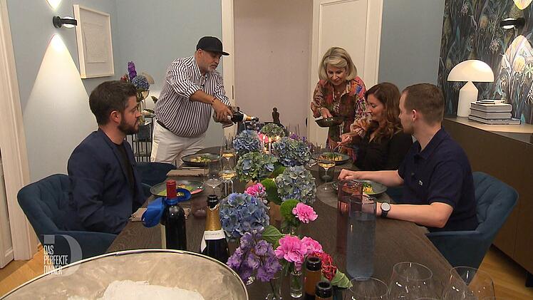 W&auml;hrend Martina noch schnell eine vergessene Komponente auf die Teller platziert, bet&auml;tigt sich Musti als Sommelier.