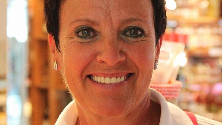 Anita Labude, Verkäuferin: "Ladenschluss um 24 Uhr? Ich bin strikt dagegen. Wenn jemand etwas braucht, kann er auch früher einkaufen gehen. Die jetzigen Öffnungszeiten sind völlig in Ordnung.     Für längere Öffnungszeiten braucht es mehr Verkäufer. Dann kämen viele ungelernte Kräfte hinzu, die sich nicht auskennen.   Die Qualität im Verkauf würde abnehmen. Und überhaupt: Als Verkäuferin will  man auch mal daheim sein. "