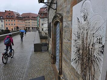Nur eine von vielen Schmierereien, die in den vergangenen Jahren auf die Gedenktafel an der Unteren Brücke in Bamberg verübt wurden. Allein seit Herbst schlugen unbekannte Täter drei Mal zu.  Foto:  Ronald Rinklef