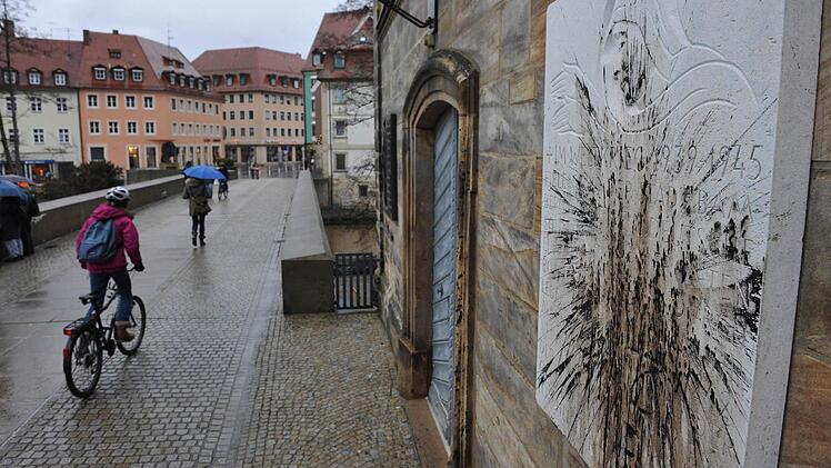 Nur eine von vielen Schmierereien, die in den vergangenen Jahren auf die Gedenktafel an der Unteren Brücke in Bamberg verübt wurden. Allein seit Herbst schlugen unbekannte Täter drei Mal zu.  Foto:  Ronald Rinklef