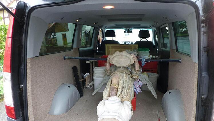 Gut gesichert wird er in die Kirche nach Gärtenroth transportiert.