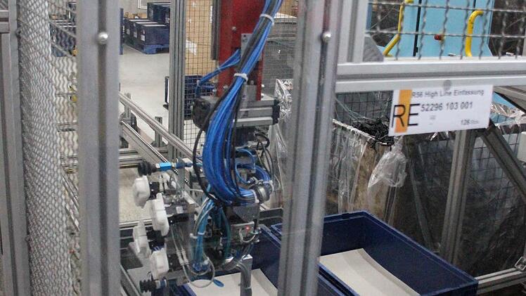 Der Roboter legt das gespritzte Kunststoffteil punktgenau ab.  Foto: Friedwald Schedel